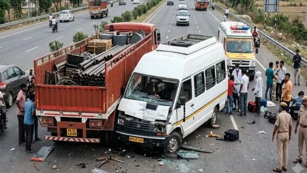 ट्रेलरची बसला धडक; तीन ठार, २५ जखमी