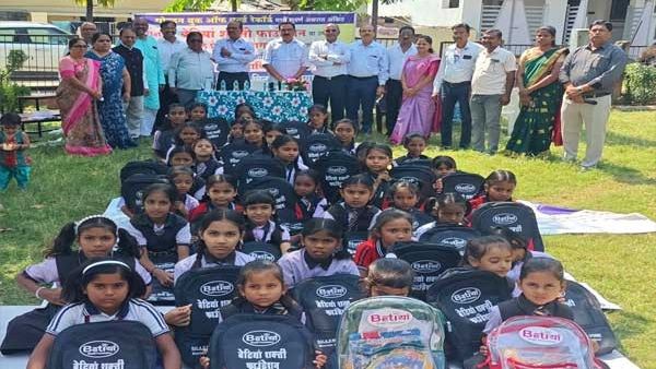 गरजू विद्यार्थिनींना शैक्षणिक साहित्याचे वाटप