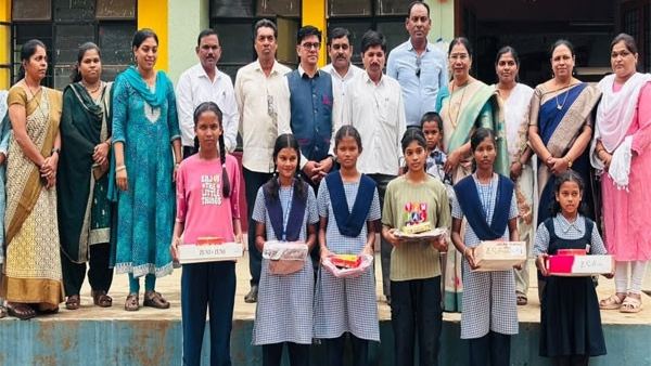 24 अनाथ विद्यार्थ्यांचे पालकत्व स्वीकारून सविताताईंनी दिली दिवाळी भेट