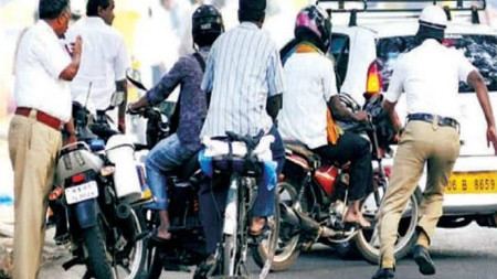 वाहतूक नियमांच्या उल्लंघनाचे धक्कादायक चित्र समोर