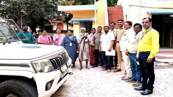 भिक्षा मागणार्‍या वृद्धाला मिळाला कुटुंबाचा आधार