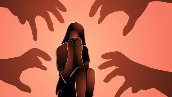 मुलीला जीवे मारण्याची धमकी देऊन महिलेवर बलात्कार