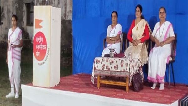 विजयादशमी पथसंचलनातून राष्ट्र सेविकांचे शिस्तबद्ध संचलन