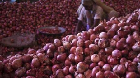 दिवाळीआधी कांद्याने रडवले!