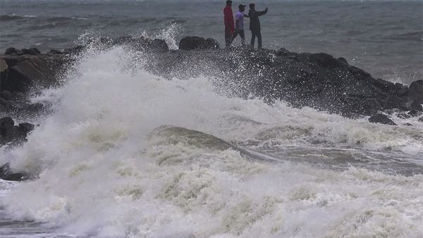 चक्रीवादळामुळे ओडिशात रेल्वेगाड्या रद्द