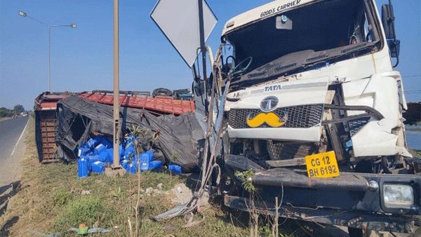ट्रकला ट्रेलरची धडक; दोन्ही चालक जखमी
