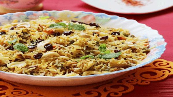 घरच्या घरी बनवा रेस्टॉरंटसारखी व्हेज दम बिर्याणी!