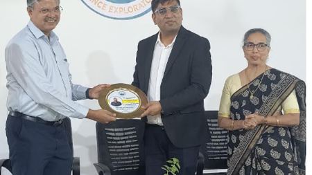 युवा उद्योजक सुयश सिंहने संशोधकांशी साधला संवाद